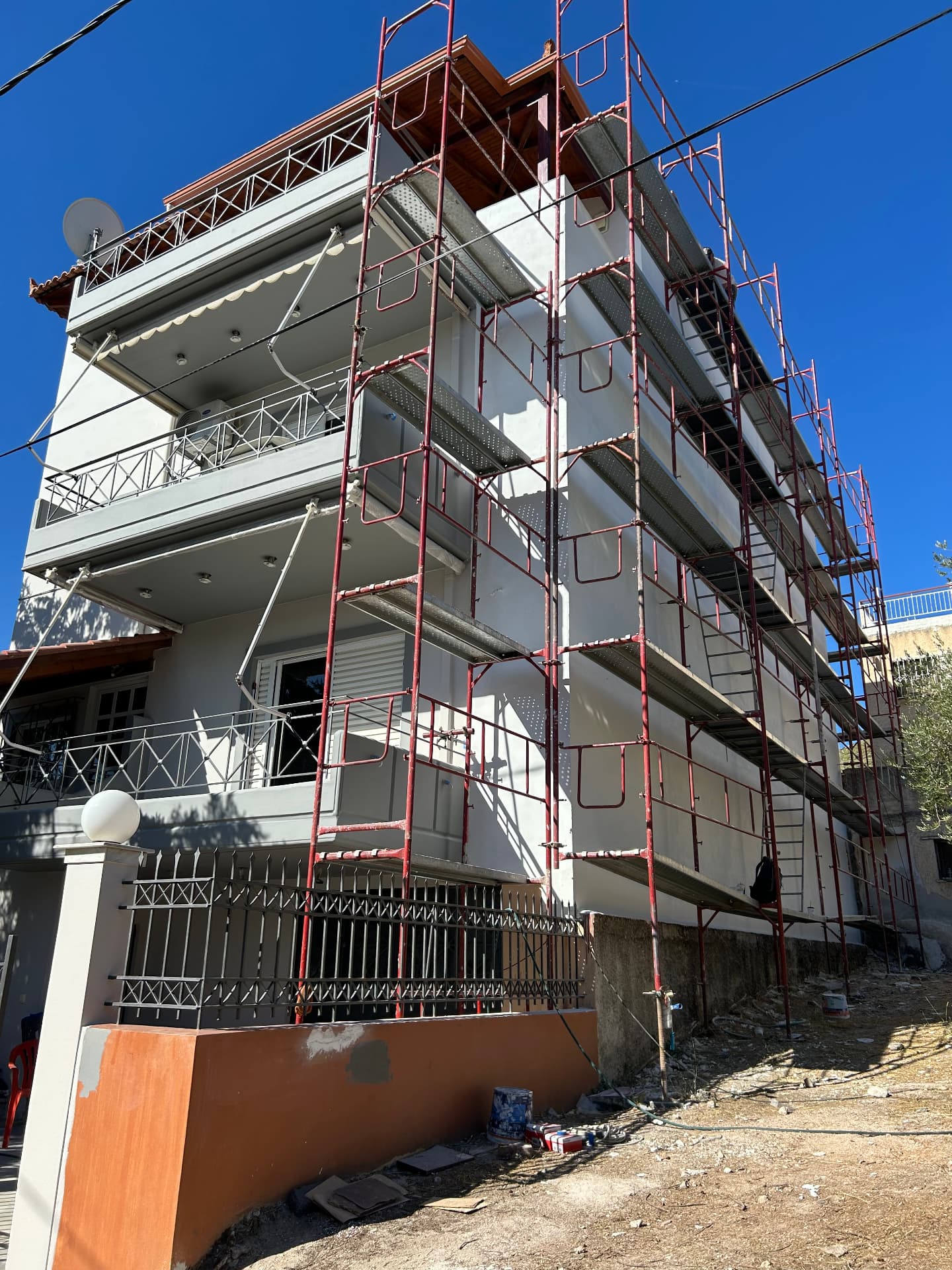 Εφαρμογή οπλισμού με δίχτυ και κόλλα σε εξωτερική θερμομόνωση