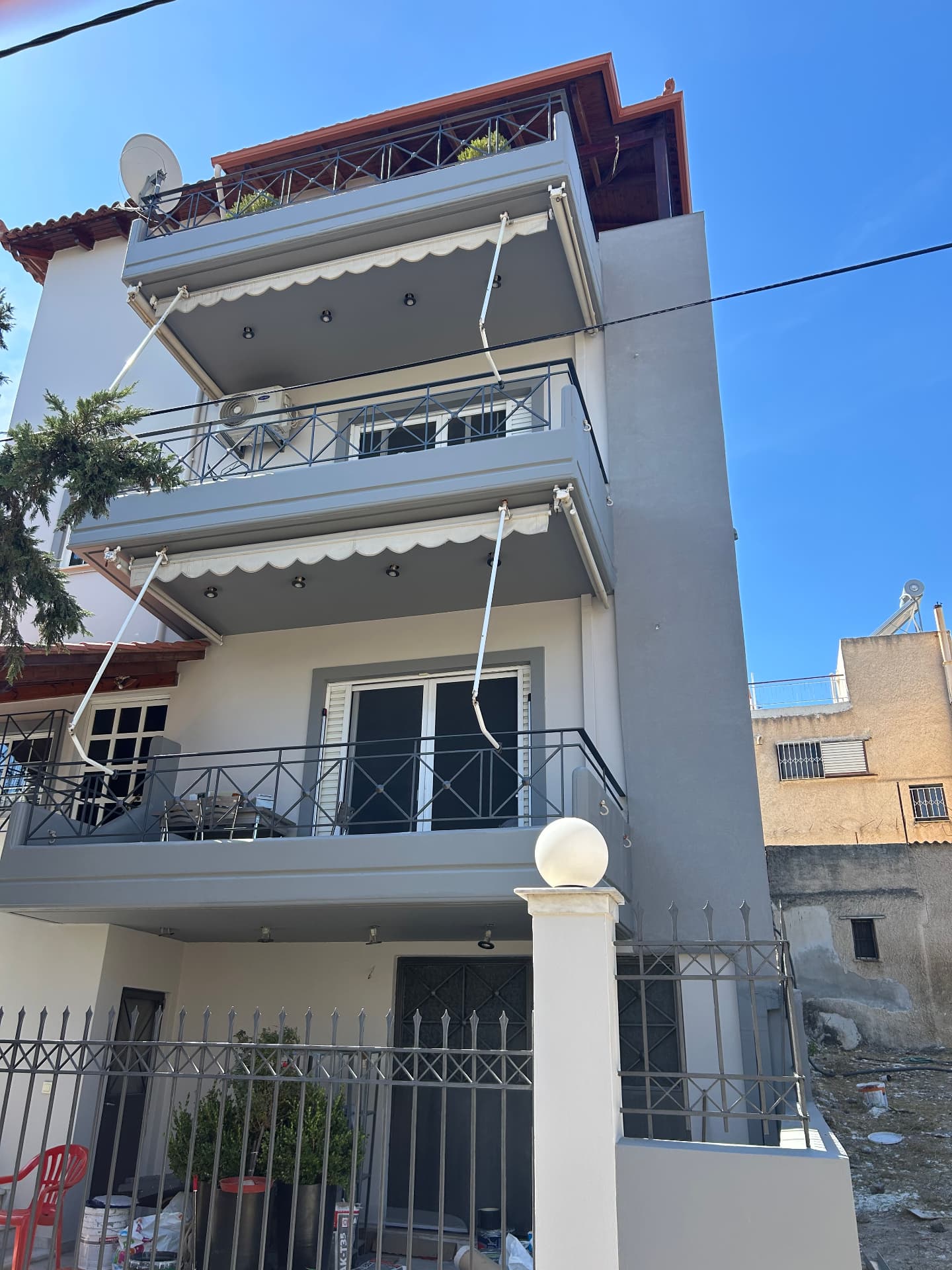 Εφαρμογή τελικού σοβά σε θερμοπρόσοψη κτιρίου Αττική